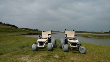Quatre fauteuils roulants
